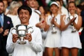 テニス、ウィンブルドン選手権、ジュニア男子シングルス決勝。トロフィーを手にする望月慎太郎（2019年7月14日撮影）。(c)Adrian DENNIS / AFP