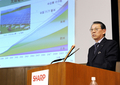 都内のシャープ（Sharp）本社で会見する浜野稔重（Toshishige Hamano）副社長（2008年11月27日撮影）。(c)AFP/Yoshikazu TSUNO