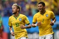 サッカーW杯ブラジル大会（2014 World Cup）グループA、ブラジル対カメルーン。先制点を挙げてチームメートのフッキ（Hulk、右）と一緒に喜ぶブラジルのネイマール（Neymar da Silva Santos Junior、2014年6月23日撮影）。(c)AFP/PEDRO UGARTE