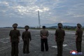 ミサイルの発射実験を視察する北朝鮮の金正恩（キム・ジョンウン）朝鮮労働党総書記（中央）。朝鮮中央通信（KCNA）公開（撮影場所不明、2024年9月18日撮影、19日公開）。(c)AFP PHOTO/KCNA VIA KNS