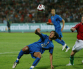 ボールを見つめるイタリアのアルベルト・アキラーニ（%%Alberto Aquilani%%）。(c)AFP/ATTILA KISBENEDEK
