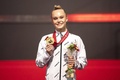 第50回世界体操競技選手権、女子個人総合決勝。表彰式で金メダルを手にポーズをとるロシア体操連盟（RGF）のアンジェリーナ・メルニコワ（2021年10月21日撮影）。(c)Charly TRIBALLEAU / AFP