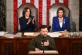 米連邦議会で演説するウクライナのウォロディミル・ゼレンスキー大統領（手前）と、それを聞くカマラ・ハリス米副大統領（後列左）、ナンシー・ペロシ下院議長（2022年12月21日撮影）。(c)Jim WATSON / AFP