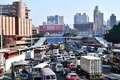 香港で民主派デモによって封鎖され、渋滞する道路（2019年11月11日撮影）。(c)Anthony WALLACE / AFP