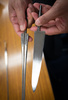 フェンシングの剣（左）と折れた剣を熱して延ばしたもの（2022年5月19日撮影）。(c)AFPBB News/Yoko Akiyoshi