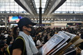 香港の空港で抗議活動を行う人々（2019年7月26日撮影）。(c)Anthony WALLACE / AFP