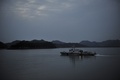 韓国の南部沿岸沖で沈没したセウォル（Sewol）号から引き揚げられた遺体を収容するために現場に向かうボート（2014年4月19日撮影）。(c)AFP/TRUTH LEEM