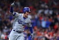 17MLBワールドシリーズ（7回戦制）第4戦、ヒューストン・アストロズ対ロサンゼルス・ドジャース。9回に勝ち越しの適時二塁打を放ち喜ぶロサンゼルス・ドジャースのコディ・ベリンジャー（2017年10月28日撮影）。(c)AFP/Getty Images/Tom Pennington