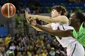 リオデジャネイロ五輪、バスケットボール女子・予選リーググループA、日本対ブラジル。ブラジルのクラリッサ・サントス（右）とボールを追う高田真希（2016年8月8日撮影）。(c)AFP/JAVIER SORIANO