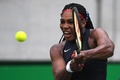 リオデジャネイロ五輪、テニス女子シングルス1回戦。リターンを打つセレーナ・ウィリアムス（2016年8月7日撮影）。(c)AFP/Roberto SCHMIDT