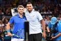 テニス、ブリスベン国際、男子シングルス決勝で試合前の写真撮影に臨むライアン・ハリソンとニック・キリオス（2018年1月7日撮影）。(c)AFP/Saeed KHAN