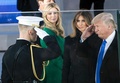 米首都ワシントンのリンカーン記念館で就任記念行事に出席したドナルド・トランプ次期大統領、メラニア夫人、娘のイヴァンカさん（奥）ら（2017年1月19日撮影）。(c)AFP/Brendan Smialowski
