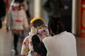 マスクを着けてもらう子ども。中国北京で（2022年12月29日撮影、資料写真）。(c)Noel Celis / AFP