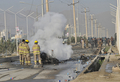 アフガニスタン首都カブール（Kabul）の自爆攻撃現場で、犯行に使われた車両を消火する消防隊員（2012年9月18日撮影）。(c)AFP/Massoud HOSSAINI