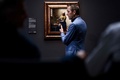 オランダ・アムステルダム国立美術館で、ヨハネス・フェルメールの「牛乳を注ぐ女」に関する記者会見を行う職員（2022年9月8日撮影）。(c)Kenzo TRIBOUILLARD / AFP