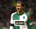 写真は、チームの勝利に笑顔を見せるブレーメンのミロスラフ・クローゼ（%%Miroslav Klose%%）。(c)AFP/DAVID HECKER