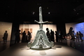 三星堆博物館新館で展示されている２号青銅神樹の台座の複製品（2024年7月22日撮影）。(c)Xinhua News
