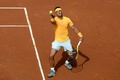 男子テニス、バルセロナ・オープン、シングルス準々決勝。サーブを打つラファエル・ナダル（2018年4月27日撮影）。(c)AFP PHOTO / Josep LAGO