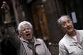 スペイン・バルセロナで、住民投票を支持するデモに参加しシュプレヒコールを叫ぶ高齢女性たち（2017年10月1日撮影）。(c)AFP/PAU BARRENA