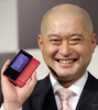PHS通信会社ウィルコム（Willcom）の新製品、スマートフォン「WILLCOM 03」を発表する同社の喜久川政樹（Masaki Kikugawa）社長（2008年5月26日撮影）。(c)AFP/TOSHIFUMI KITAMURA
