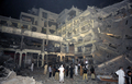 爆発で大破したパキスタン・ペシャワル（Peshawar）の5つ星ホテル「パールコンチネンタルホテル」（Pearl Continental hotel）前に集まる警官隊（2009年6月10日撮影）。(c)AFP/Tariq MAHMOOD