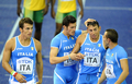 第12回世界陸上ベルリン大会（%%12th IAAF World Championships in Athletics Berlin%%）男子4×100メートル予選。日本は38秒53を記録し、トリニダード・トバゴに次ぐ1組2位で5大会連続の決勝進出を決めた。

　前回優勝の米国は2組1位だったが、第3走のショーン・クロフォード（%%Shawn Crawford%%）からダービス・パットン（%%Darvis Patton%%）へのバトン受け渡しが規定の範囲を越えていたため、失格処分となった。写真は予選3組を1位で通過し歓喜するイタリアの選手。（2009年8月21日撮影）(c)AFP/THOMAS LOHNES