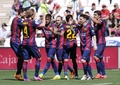 14-15スペイン1部リーグ第35節、FCバルセロナ対コルドバ。ルイス・スアレス（右）が決めた得点に歓喜するFCバルセロナの選手（2015年5月2日撮影）。(c)AFP/CRISTINA QUICLER