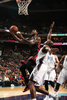 13-14NBA、シャーロット・ボブキャッツ（Charlotte Bobcats）対マイアミ・ヒート（Miami Heat）。シャーロット・ボブキャッツのアンソニー・トリバー（Anthony Tolliver、右）をかわし得点を狙うマイアミ・ヒートのレブロン・ジェームズ（LeBron James、2013年11月16日撮影）。(c)AFP/Getty Images/NBAE/Brock Williams-Smith
