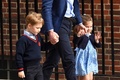 父親のウィリアム英王子に連れられて、母親のキャサリン妃と生まれたばかりの弟が入院するロンドンにあるセント・メアリー病院の特別病棟「リンド・ウイング」を訪れたジョージ王子（左）とシャーロット王女（2018年4月23日撮影）。(c)AFP PHOTO / Daniel LEAL-OLIVAS 