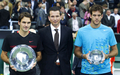 男子テニス、ABNアムロ世界テニストーナメント（ABN AMRO World Tennis Tournament 2012）シングルス決勝。表彰式でトロフィーを手に写真撮影に臨む優勝したロジャー・フェデラー（Roger Federer、左）と準優勝のファン・マルティン・デルポトロ（Juan Martin Del Potro、右、2012年2月19日撮影）。(c)AFP/ANP/KOEN SUYK