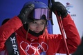 北京冬季五輪、フリースタイルスキー女子ハーフパイプ予選。得点を待つ中国の谷愛凌（2022年2月17日撮影）。(c)Ben STANSALL / AFP