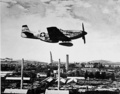 朝鮮戦争で攻撃目標にナパーム弾を投下した米軍のP51戦闘機「マスタング」（1951年8月撮影、資料写真）。(c)NATIONAL ARCHIVES / NATIONAL ARCHIVES / AFP