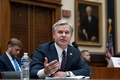 米下院司法委員会で証言する連邦捜査局（FBI）のクリストファー・レイ長官（2024年7月25日撮影）。(c)ROBERTO SCHMIDT / AFP