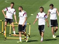 スペイン・スーパーカップ2014（Spanish Super Cup 2014）、アトレティコ・マドリード（Atletico Madrid）との第1戦を控え、バルデベバス（Valdebebas）のトレーニング施設で最終調整を行うレアル・マドリード（Real Madrid）の（左から）クリスティアーノ・ロナウド（Cristiano Ronaldo）、カリム・ベンゼマ（Karim Benzema）、ファビオ・コエントラン（Fabio Coentrao）、ギャレス・ベイル（Gareth Bale、2014年8月18日撮影）。(c)AFP/GERARD JULIEN