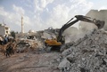 シリア北西部イドリブ県の反体制派支配地域ザーダナ地区で、空爆で建物が破壊された現場に集まった人々（2018年6月8日撮影）。(c)AFP PHOTO / OMAR HAJ KADOUR