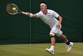 テニス、ウィンブルドン選手権（The Championships Wimbledon 2013）は27日、男子シングルス2回戦が行われ、大会第12シードの錦織圭（Kei Nishikori）は7-6、6-4、6-2でアルゼンチンのレオナルド・メイヤー（Leonardo Mayer）に勝利し、3回戦へ進出した。

リターンを打つ錦織圭（2013年6月27日撮影）。(c)AFP/CARL COURT