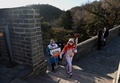 北京冬季五輪、聖火リレー2日目。「万里の長城」でトーチを手にする聖火ランナー（2022年2月3日撮影）。(c)NOEL CELIS / AFP