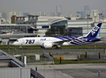 全日本空輸（All Nippon Airways、ANA）に25日引き渡された米航空機大手ボーイング（Boeing）の新世代旅客機「ボーイング787ドリームライナー（Boeing 787 Dreamliner）」1号機が28日、東京・羽田空港に到着した。

前日、明け方の曇り空のもと、予定より45分遅れで米ワシントン（Washington）州エバレット（Everett）のペインフィールド（Paine Field）空港を離陸した787は28日午前9時過ぎ、羽田空港に到着。多くの報道陣、航空ファンらに迎えられた。

1機平均2億200万ドル（約155億円）、乗客定員は330席。当初の予定では2008年初めに最初の機体が全日空に納入される予定だった。ボーイングにとってドリームライナーは、軽量化を図った中型旅客機の成功を賭けた存在でもある。

全日空は来月26日、成田発香港行きの便で、787を世界で初めて導入する。その後、羽田－北京（Beijing）や羽田－フランクフルト（Frankfurt）線でも運航していく。

写真は東京・羽田空港に到着した全日本空輸のボーイング787ドリームライナー1号機（2011年9月28日撮影）。(c)AFP/Yoshikazu TSUNO