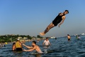トルコ・イスタンブールの海で泳ぐ人たち（2017年7月2日撮影）。(c)AFP/YASIN AKGUL