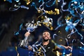 男子テニス、木下グループジャパンオープン、シングルス決勝。トロフィーを手に優勝を喜ぶアルトゥール・フィス（2024年10月1日撮影）。(c)Philip FONG / AFP