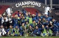 米メジャーリーグサッカーの王者を決めるMLSカップ、トロントFC対シアトル・サウンダーズ。優勝を喜ぶシアトル・サウンダーズの選手ら（2016年12月10日撮影）。(c)AFP/Cole Burston