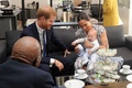 南アフリカ・ケープタウンでデズモンド・ツツ元大主教（手前）と面会する、英ヘンリー王子夫妻と長男のアーチーちゃん（2019年9月25日撮影）。(c)HENK KRUGER / POOL / AFP