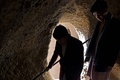 アフガニスタンのバーミヤン渓谷にある遺跡の内部を歩く少数民族ハザラ人の男性（2021年3月3日撮影）。(c)WAKIL KOHSAR / AFP