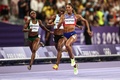 パリ五輪、陸上女子200メートル決勝。レースに臨む米国のガブリエル・トーマス（右、2024年8月6日撮影）。(c)Anne-Christine POUJOULAT/ AFP