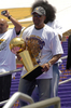 08-09NBAファイナルを制したロサンゼルス・レイカーズ（%%Los Angeles Lakers%%）の優勝パレードが17日、ロサンゼルス（Los Angeles）で行われ、数万人ものバスケットボールファンが祝福のため、市内中心部に詰めかけた。レイカーズの本拠地ステープルズ・センター（Staples Center）から始まったパレードは、8万人のファンが待つロサンゼルス・メモリアル・コロシアム（Los Angeles Memorial Coliseum）まで行われ、数百人の警察官が動員され。写真はトロフィーを手にして歓喜するレイカーズのデレク・フィッシャー（%%Derek Fisher%%）。（2009年6月17日撮影）(c)AFP/Getty Images/NBAE/Andrew D. Bernstein