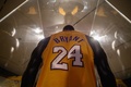 米ニューヨークにあるサザビーズのオークションハウスで展示された、元米プロバスケットボール（NBA）のコービー・ブライアント氏のユニホーム（2023年2月1日撮影）。(c)Ed JONES / AFP
