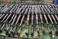 コロンビア・ボヤカ（Boyaca）州ソガモソ（Sogamoso）で、左翼ゲリラ「コロンビア革命軍（FARC）」と「民族解放軍（ELN）」から当局が押収した銃器の一部（2014年11月25日撮影）。(c)AFP/Guillermo LEGARIA