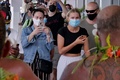 フィジー・ナンディの空港に到着し、民族衣装を着た人々に迎えられる観光客。同国観光当局提供（2021年12月1日撮影・公開）。(c)AFP PHOTO / TOURISM FIJI