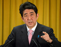 都内・自民党本部で会見する同党の安倍晋三（Shinzo Abe）総裁（2012年12月17日撮影）。(c)AFP/Yoshikazu TSUNO