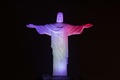 ブラジル・リオデジャネイロ（Rio de Janeiro）のコルコバード（Corcovado）の丘に立つ、英イングランドの旗の色に染め上げられた巨大なキリスト像（Christ the Redeemer、2014年6月11日撮影）。(c)AFP/YASUYOSHI CHIBA